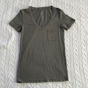 Aerie real soft stretch tee. Green. Size xxs. V-neck, short sleeves.